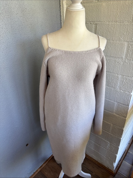 Elliatt Dresses & Skirts - Elliatt Off-the-Shoulder Knit Long Sleeve Sweater Dress sz S